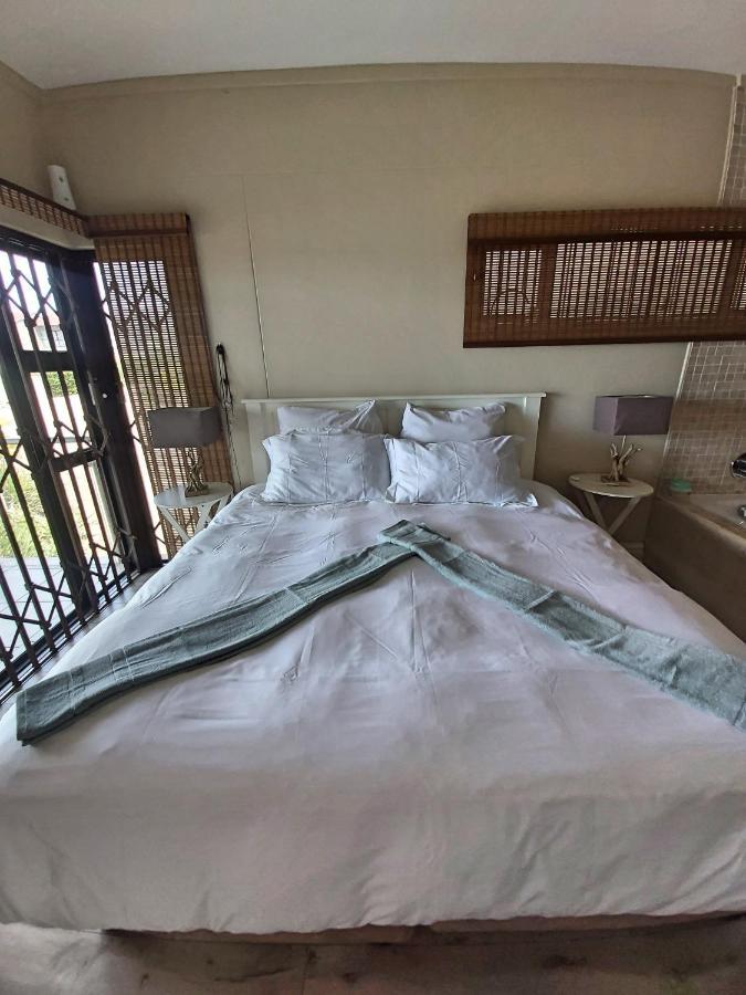 Whale Rock, Modern Beachfront Apartment Margate Luaran gambar