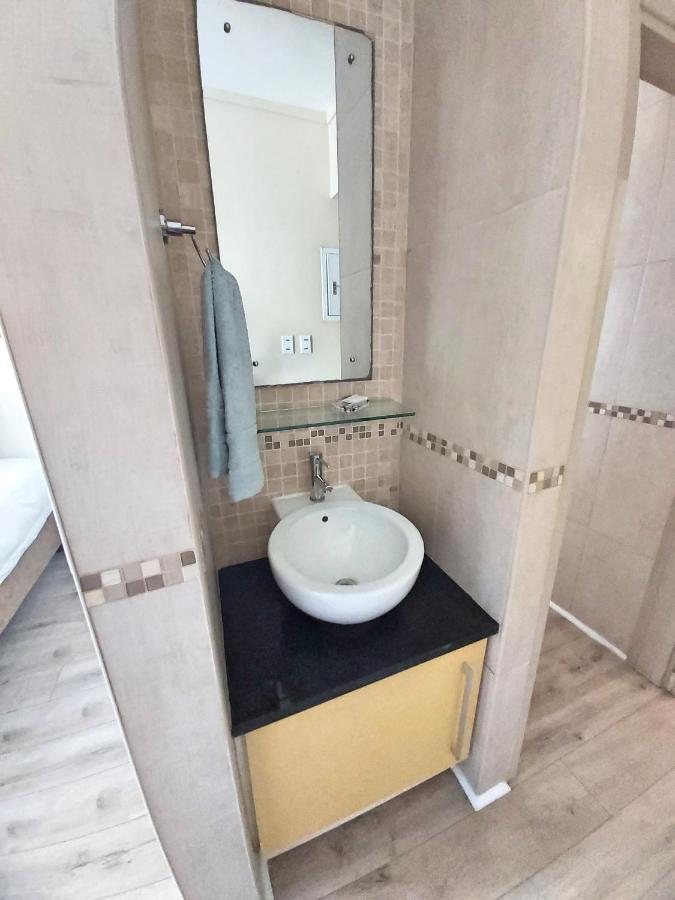 Whale Rock, Modern Beachfront Apartment Margate Luaran gambar