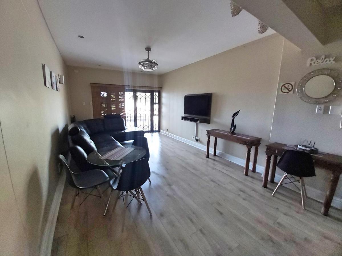 Whale Rock, Modern Beachfront Apartment Margate Luaran gambar