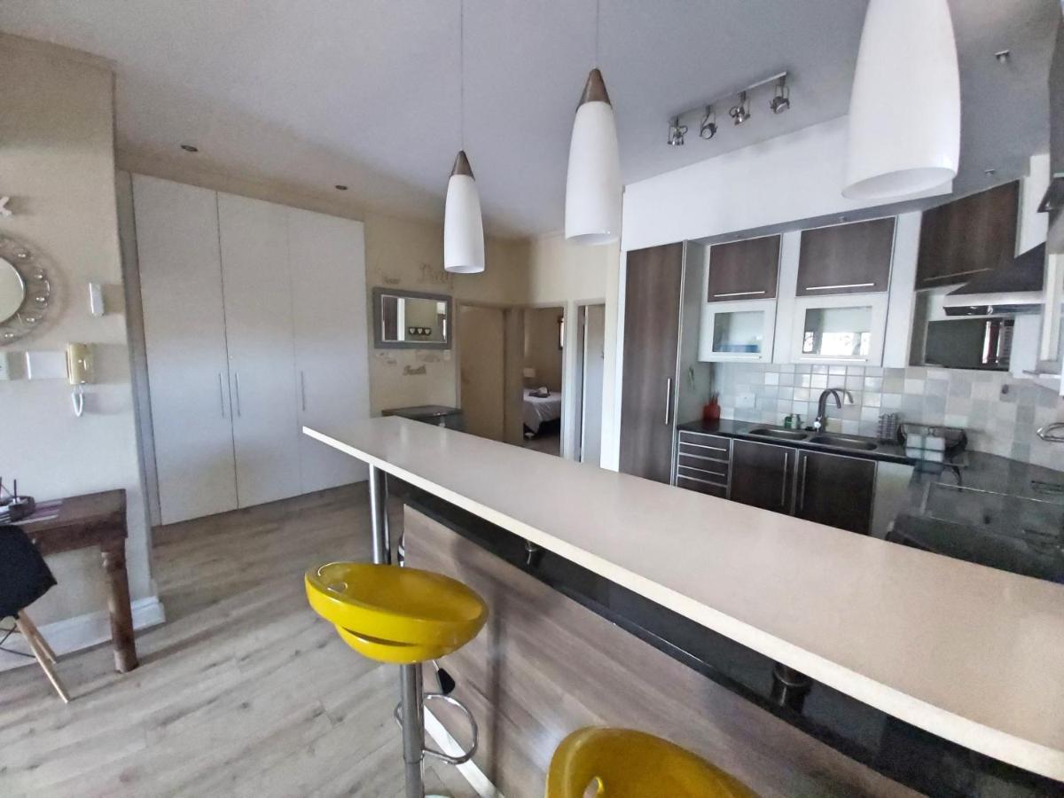 Whale Rock, Modern Beachfront Apartment Margate Luaran gambar